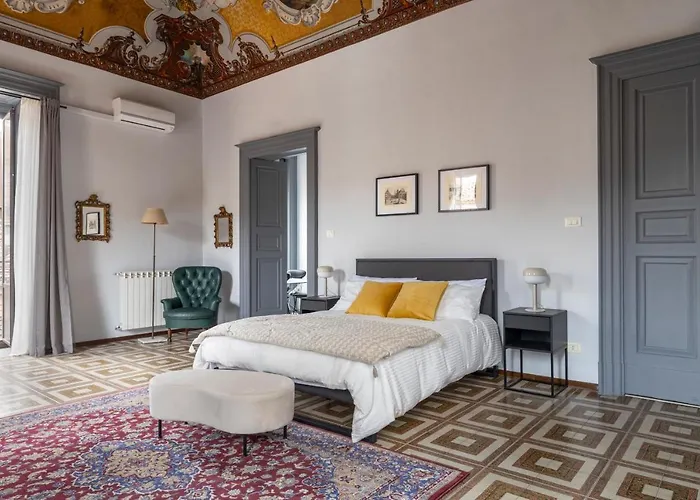 Appartamento Con Tetti Affrescati A Catania Centro